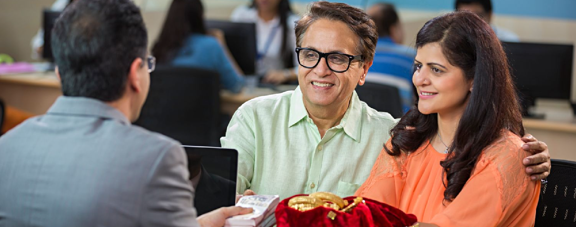 Get a gold loan instantly with <br/> minimum paperwork & win exciting rewards*